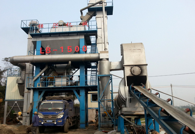 海南LB-1500瀝(lì)青混凝土攪拌(ban)站設備現場