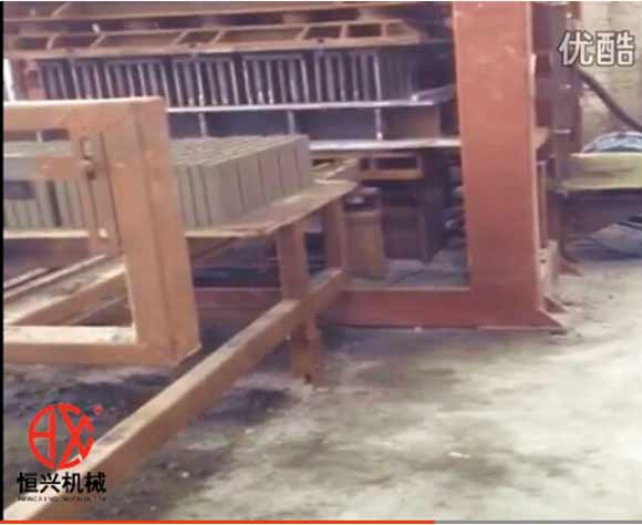 六孔(kong)磚機 恒興多孔磚(zhuan)液壓磚機
