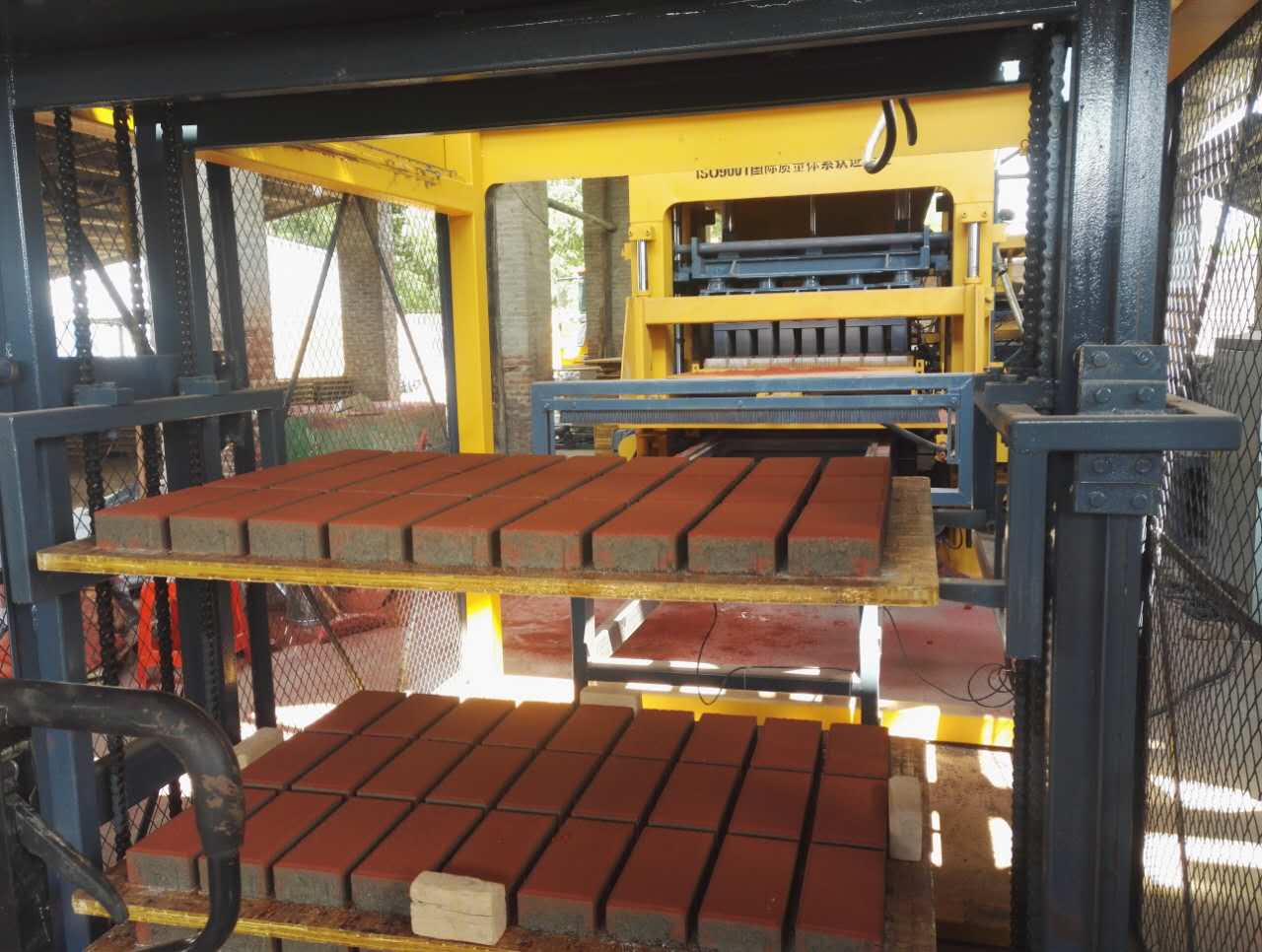 透水磚(zhuan)機QT8-15案例 透水磚(zhuān)設備